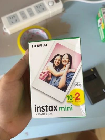 这次买了两台拍立得 还送了四十张白边相纸
成色都很新 走的ems 大概两天就到国内了 
包装也很好 谢谢挖煤姬