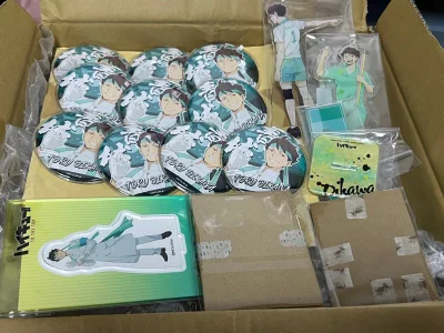 是和朋友拼的，pld都有硬纸板包装，吧唧什么的也是很经典的yhm包装，检查了一遍状态都还挺好的！小绣点很少都是能接受的初伤范围，10个里面只有这三个是有一些小绣的我还是很满意的！立牌都包装的很好而且划痕很少很少wwww！