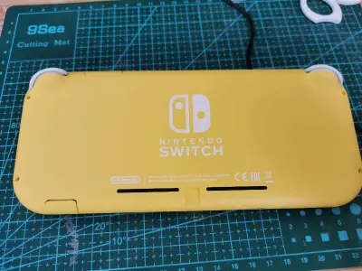 海淘的switchlite终于到手啦！皮卡丘黄色switchlite和黑色PSVITA，表面虽然有几处小小的划痕，但是总体上还是很新的，摇杆按键全都非常灵敏，充电线还没回来只好先看看了，挖煤姬的EP航空超快，一个星期就到我手上了。 @挖煤姬 