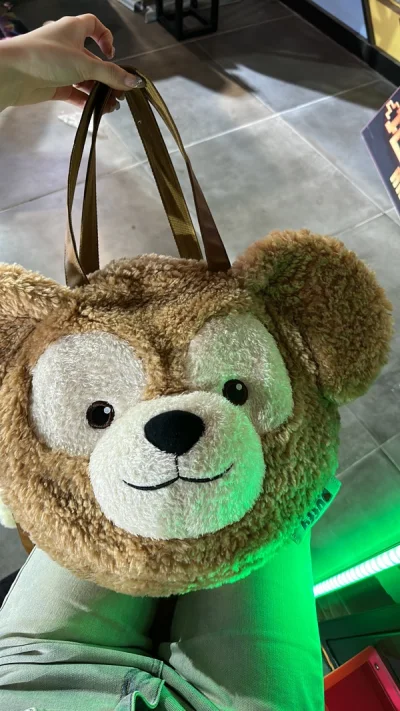 上海迟迟不补货 别的地方炒的价格太高了，
最后选择自行在煤炉上淘 卖家保护的非常好
毛毛的质感很好，并且后背的徽章也没有磨损