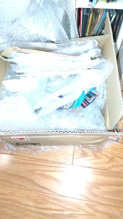 今天刚刚收到EMS包裹 因为是音响制品 选择内部加固 包的非常好 没有裂盒的现象 最好以后能拆信封进一步减小重量 满意