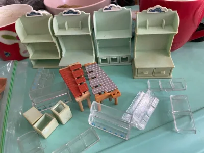 这回买了个绝版已久的碗柜，配件齐全连说明书都在简直完美！还有很多小物，尽管都不是很齐，但胜在价格美丽啊哈哈哈～