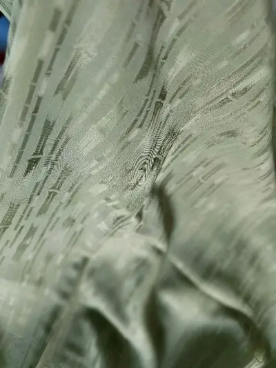 这次买了六件，重量最重的一次，面单填的7800，被税了80，整个过程还是很顺利的，没让申报就万幸了。黄色玫瑰那件很多结头像是被磨起毛球一样！可是卖家标的未使用，好难过。其余几件的状态都很好，和描述符合，颜值也很高。会继续在挖煤姬挖煤的