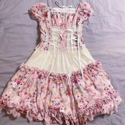 在挖煤上购入的这个裙子还是很满意的，物流很快，包装也很好没有破损，也没有被税，收到之后整体还是比较新的，蕾丝的地方有些泛黄，应该是收藏时间比较久了，很少女这款柄图也很好看o(≧v≦)o整体来说很满意