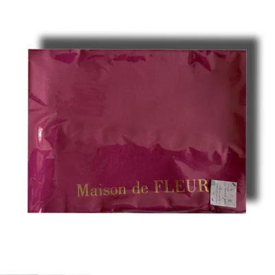 一直在找蕾丝和蝴蝶结装饰的收纳包
刚好mdf出了我喜欢的款式
虽然白色款更加热门
但是黑色也很美
透明的材质 适合夏天