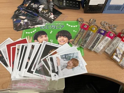 感觉现在ems和ep小包的速度妥妥的上来了，从发货到手一个礼拜不到点时间，最近被税的几率也没有年初那么大，体验就比较好。
收了一些以前的照片和生写，还有杂志，煤路好价还是要随缘。祝福大家都能挖到心仪的宝贝～