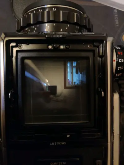 这台相机功能完好，快门，镜头还有后背都完好使用，电路功能也完好，还送了一节电池成色很不赖，没有明显破损，第一次使用中画幅相机，是一次非常好的购物体验，希望能用它拍出更多的好照片