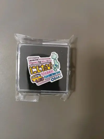 买的周边到货啦 最近小圆手合单发货速度变快了好多，好评一个 竹蜻蜓物流还是一如既往地快，打包也很给力，纪念章无损依然崭新如初，毛绒公仔很可爱