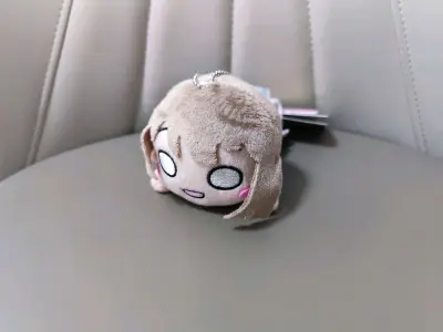 买的周边到货啦 最近小圆手合单发货速度变快了好
多，好评 竹蜻蜓物流还是一如既往快，打包也
很给力，纪念章无损依然崭新如初，毛绒公仔十分可爱