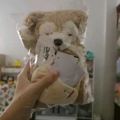 这次买了达菲和奥斯华的摆件，东迪的娃娃不知道为什么身上总有一股淡淡的香味，奥斯华这款摆件国内暂时没有看到，沉甸甸的，很有质感！还有盒子！是2017年的款式！选择了竹蜻蜓物流，很快就到手啦～