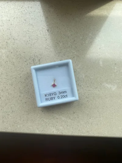 首先是一颗红宝石吊坠，红宝石很不错，接着是thomas sabo的戒指，有一颗小钻，非常喜欢，石榴石银戒指也很心水