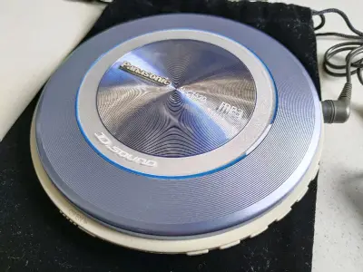 这单买了几台CD播放器，日本国内到货物流很快，合单打包也比较顺利，合单后重量去除了不少，能有效的节省国际运费。而且EP航空速度也比较快，仅次于EMS效率。
这台蓝色的松下CT520是最喜欢的一台机器，外形有点像小号的电饼铛，而且使用的是7号电池供电，功能上也没有太大...