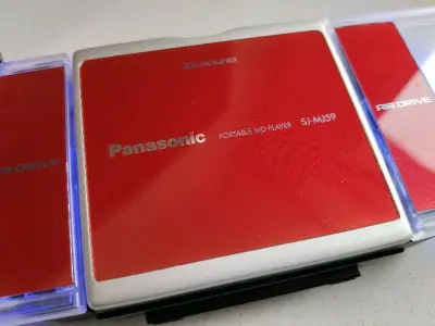 这单淘到一台成色很漂亮的松下SJ-MJ59  MD随身听，同时还凑齐了配件，包括一套小音箱，特殊接口的线控器和原装耳机。完完整整的一套，一家人就应该在一起。
唯一小遗憾的就是卖家描述有点播放故障，当然通过简单的修理，可以恢复原先的功能。还是值得收藏的一套小音响。
在...