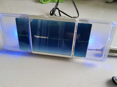 这一单淘到了自己喜欢的松下MD随身听SL-MJ59蓝色的套装，整体成色很新，虽然有些故障，但是很容易轻松修复，并且能够凑一套完整的配件，也不是很容易。多亏了挖煤姬提供的代购平台，能有更多的机会凑齐套装。
简单处理之后，机器恢复如初，而且成色非常美丽，这台将接近20年...