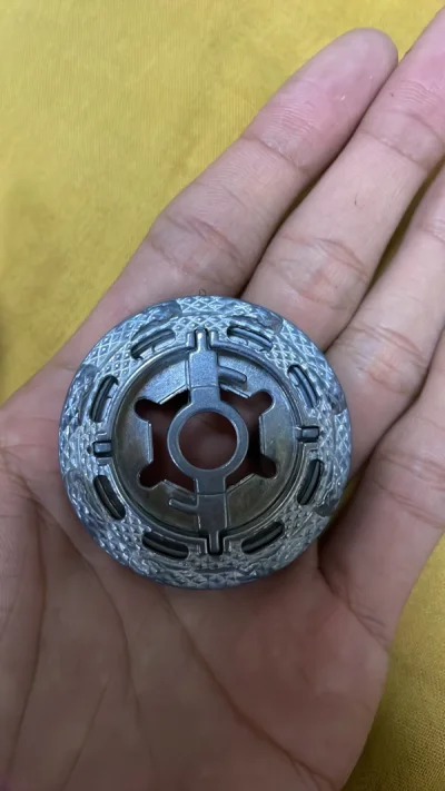 一眼就看中了这个陀螺 在国内价格很高 但是日本卖家的这个被涂色了 但是不影响 到家里简单处理一下 恢复如新！赞！