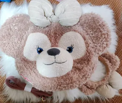 被税真是惨痛的教训，最近箱箱被税，已经不想表达内心的痛苦了，娃娃和包包都很可爱，足以抚慰我内心的难过，希望下次不要被税了，小心肝真的承受不起啊