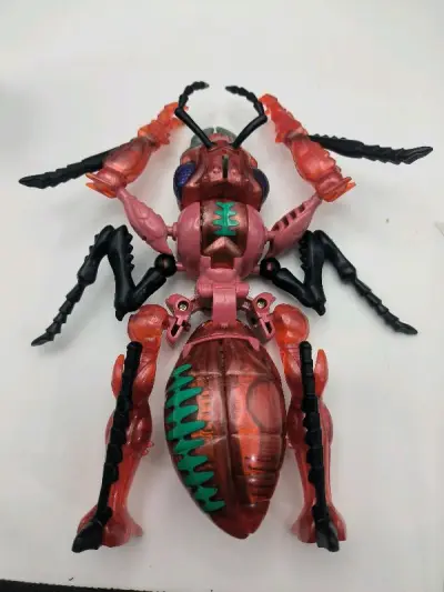 今天收到超能勇士模型玩具红火蚁，这个家伙貌似经常把威震天叫做女王大人，哈哈，很有存在感的玩具，没想到经过20多年的洗礼还能这么坚挺，太帅了