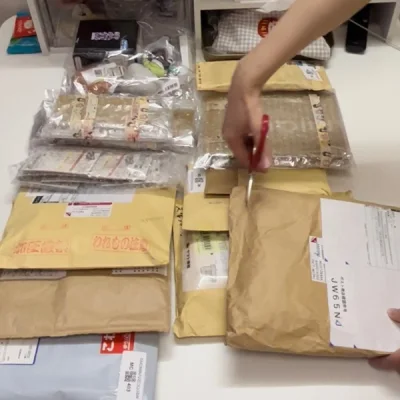 合了好多东西回来一本满足！状态都跟卖家描述的差不多，箱子也很结实外面打了防潮袋子，ems也很快，还会继续使用。