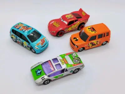 这次的包裹全都是小车模型，没有翻车，打包完美，小车也特别可爱！买了一个小型拍照摄影棚来给小车们拍照，太棒啦～每一台都是这么完美！！