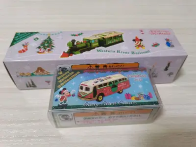 这次买的是多美卡2022年东京迪士尼米奇圣诞节限定系列小火车和巴士，挺好看的小车，也是没有出国行版本的，八角尖尖、全新胶条，太完美了！
