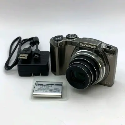 除了镜头还买了一台奥林巴斯的长焦相机，相比较于国内便宜了将近一百多元，这台相机是老婆一直以来心心念的梦中情机，拿到高兴的不得了