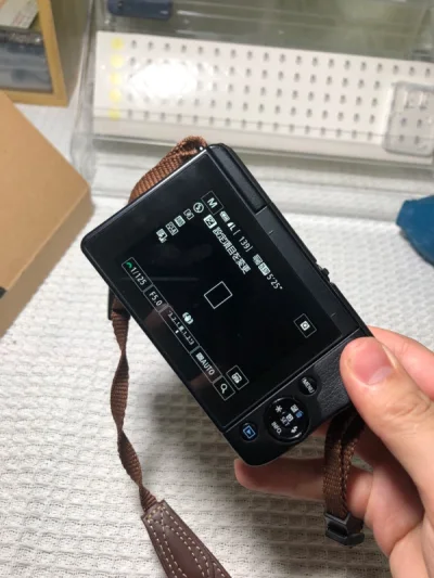 这次挖的是佳能家的eos-m10，到国内约为十天，成色还是非常不错的，唯一缺点就是没有中文，但是日文用几天也是比较熟悉的?