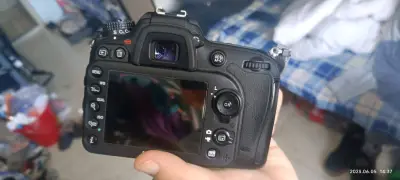 快门次数4000，外观肩屏黑了一块但是卖家已经提前告知，95新以上，我特别特别满意这次购物，价格很便宜，商品很好很好，我很喜欢