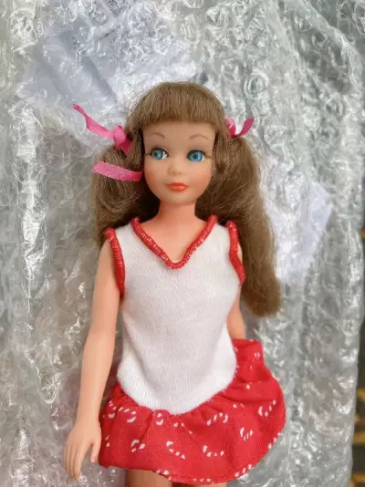 帮朋友拍的，状态非常好，卷卷的头发，蓝蓝的眼睛，嘟嘟的脸，已经有几十年历史了，比我年龄还大，是很可爱的娃娃，被种草了～
以后我也要收一只～啦啦啦～