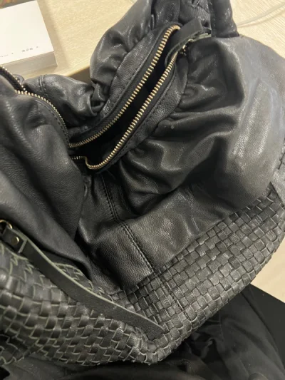 时隔一段时间，终于收到了心心念念的包啦，本单就只有这一个包，其实本来没在购买范围的，奈何款式好看，着实喜欢，于是就下单了，虽然选择的海运，但好像也没有那么久，总之不出所料，又是一个皮质的包包，对真皮真的会有点盲目喜爱了，这个包也不例外，tote+饺子包的版型，很深得...