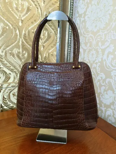 第一眼就看中的包包，收到后自己觉得很不错，非常喜欢。虽然有踩过雷，但是大部分购物还是很开心的。日常会经常用的上。