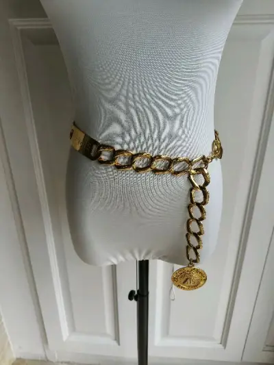 哈哈，是不是好夸张好有存在感的一根腰链！记不清是第几次使用挖煤姬了，经常能买到让我眼前一亮的孤品，很喜欢。