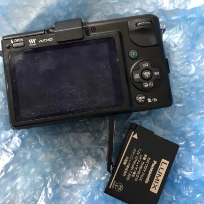 淘了个老的微单相机，功能都工常，就是屏幕有点花，还以为是貼幕呢，但是撕不了，镜头还可以，另外一部成色很新，就是防抖通病坏了。