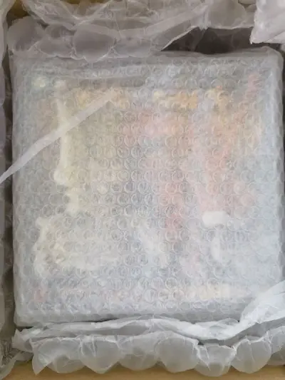 又一款赛文的玩具无损到货，泡沫纸非常多，还有保鲜膜精心包装。老玩具真的太棒了，在挖煤姬的每次购物都非常开心。