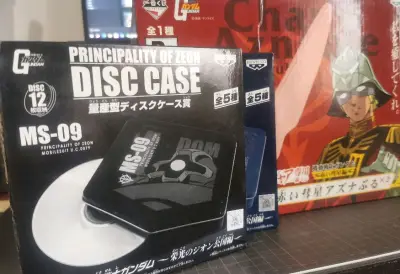 因为不确定这几样都是什么，所以发的竹蜻蜓。好家伙啊好家伙，淘回来仨老古董，零几年的高达一番赏，两个装碟的铁盒，剩下那个不知道是干嘛的，先收着吧。