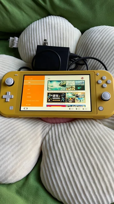 机子成色意想不到的好，还送了一个第三方授权的手柄，还有磁吸保护套，还有座充，真心喜欢，非常满意，比黄鱼相对靠谱。