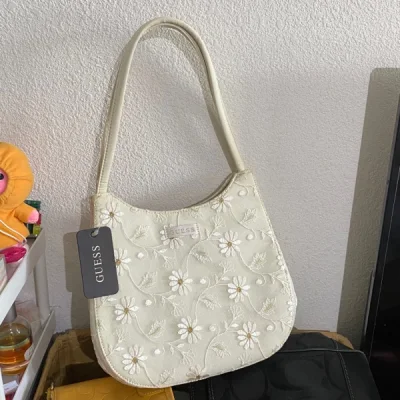 淘到的一个guess小包！
大小什么的都刚刚好合适～
特别喜欢这个刺绣！超级美～
物流也很快！包装的特别仔细 满意～