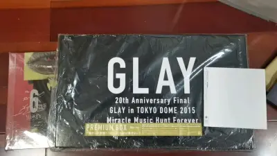 GLAY的盒子真的是超级大的一盒，大到我都不知道该放家哪里。内容除了碟和册子以外，还是很丰富的。有yoshiki的出现也是很惊喜