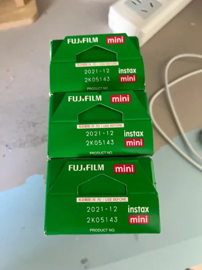 这次买了两百多张相纸 还有三十张相纸 幸运的是没有被税 真的太感谢了嘿嘿 虽然是过期相纸 但是完全不影响使用 走的ems 速度很快 一个星期就到了