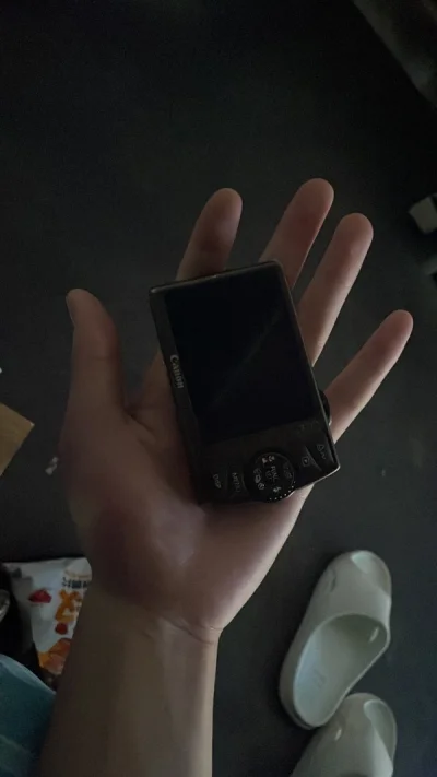 等了五十多天终于到了 与卖的无差异 第一次买国际件 还有关税等杂七杂八的费用 有点超出预期 但是东西全是是不错的 比我想象的体型小 更灵巧 最后是希望无带电池的相机最好可以走红蜻蜓