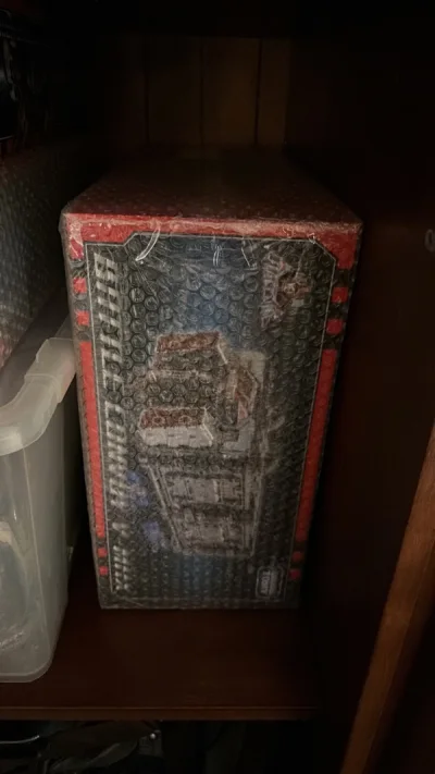 买到了想要的未开封的Convoy VMAX，喜欢戴亚克隆的都要拥有的一款编号。到手还未拆，外观和卖家发布的信息一模一样，卖家很精心的做了泡沫包装，即使经过国际长途运输也一点都没有损伤。PS：国际运费是真贵，如实缴纳的关税也真贵，但现在物流和清关速度是真快，app操作...