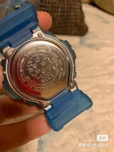 又淘到了一个合作款，喜欢的海洋系列。

难得的是新表，就是电池没了，回来要换一下。

盒子说明说也是一套。喜欢极了。