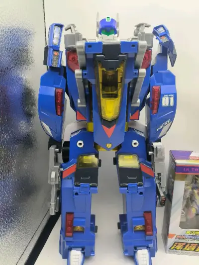 今天收到警察救护队模型玩具，这套是有三个警察车部件进行合体的模型玩具，真的好大只，还有好多联动机构，太好玩了，打开了新世界的大门，哈哈挖煤姬yyds