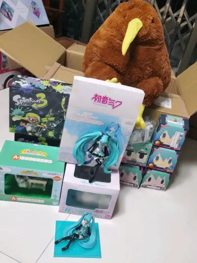 这单走的海运，大大一箱，约4.5kg，23天到手
买得比较杂，就拍个合照，懒得挨个发了

◎斯普拉遁三发猎鱼弓水枪景品
○トライストリンガー  水鉄砲
买的是小号景品弓，盒子比较占地，实际水枪很小一个，跟预约贩售的正常弓不是一个尺寸

◎初音ABS纸盒人系列
○初音...