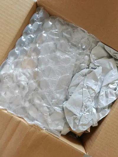 我本来也不入谷子和小卡的，但是对喜欢牌子的明信片超级心动，也算是入了一次卡吧。就是好多重复了，糟心。不过包装都很好