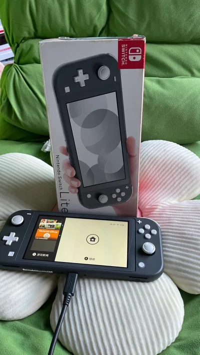 黄色年份比较近，用的很小心，非常干净，还带了卡带和包
灰色的是箱说全，年代比较久远。只能说还行。整体来说，不错。