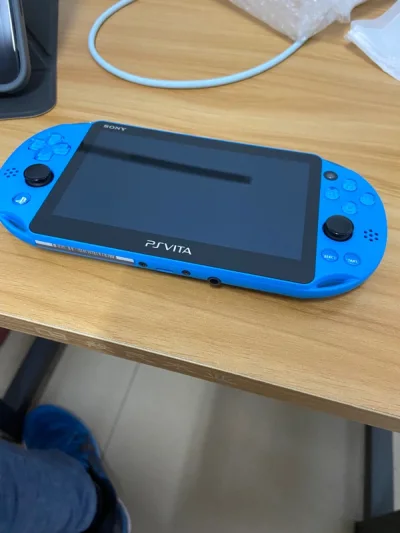 海淘的一台psv水波蓝，除了外包装有破损，其余全新未拆，是UFO的奖品，圆梦了。15年为了轨迹系列买了psv粉白，后来由于psv游戏阵容实在太少，加上作为大学生，经济拮据，17年卖了粉白，如今23年了，谁曾想当初700卖的粉白如今需要大价格才能买回来。?找靠谱的老哥...