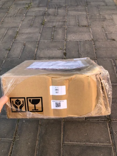 国内快递真是太暴力了，可能赶上最近618，快递暴增的原因。所幸外箱不是骏河屋的那个破软盒，否则肯定就全废了。其次，这次比较幸运的是，卖家给垫了层硬纸板，避免了损失。