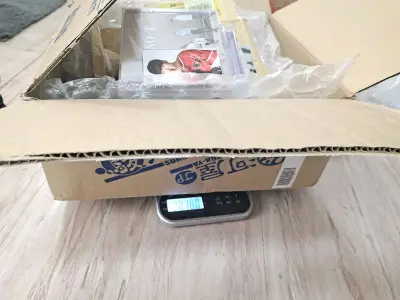 专辑漂洋过海还是四角尖尖，淘到了很多心心念念的未拆。
只是有一单本来是两本，商家只寄了一本，我明明卖了300日元的验证服务，检品人员并没有发现少了专，还是售后了之后才发现、退了专辑费和检品费。
不过在我没有拍开箱视频，只有照片和称重照片的情况下挖煤姬还是帮我售后了，...