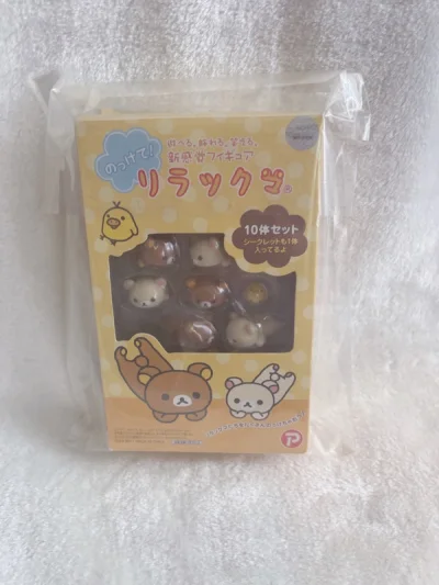 最爱的轻松小熊来咯 超可爱的叠叠乐 各种玩法组合慢慢研究 草莓主题一直在收集中 对白熊MM木有抵抗力 还淘到了十年前的桌面摆件 挖煤上瘾ING