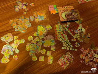 买的一些贴纸很快就到了本来还寻思要很久，包装的也很好没有一点损坏，樱花妹妹们也都很热情可爱，包装的也超级严实